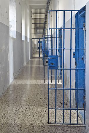 Gefängnisgang mit blauen Gefängnistüren