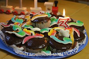 Muffins als Geburtstagskuchen dekoriert