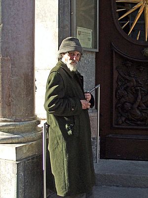 Obdachloser Mann mit Wintermantel